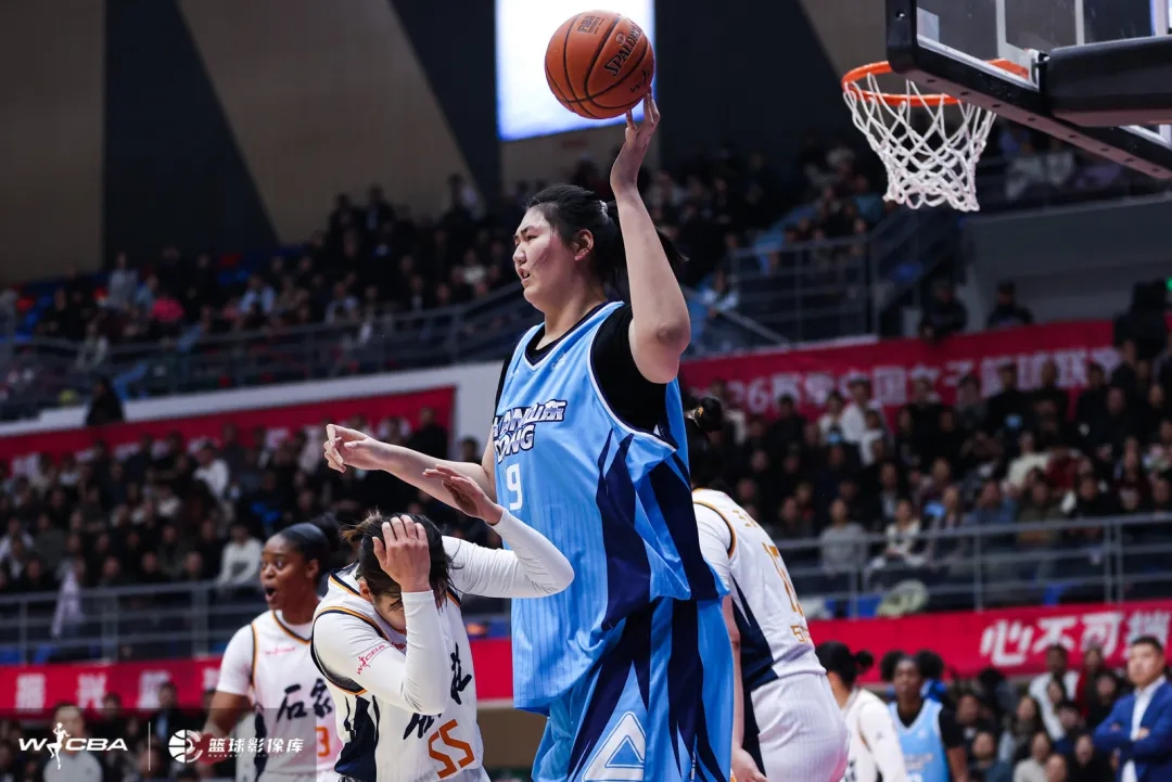 张子宇完成职业赛场首秀：2米26身高展现潜力，