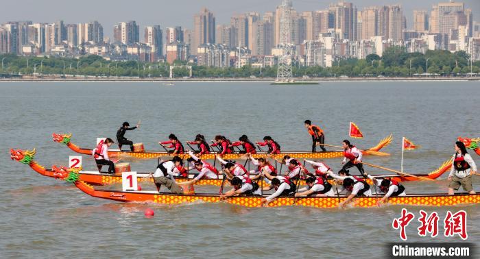 2025湖北省龙舟公开赛武汉站开赛 高校民间队伍激