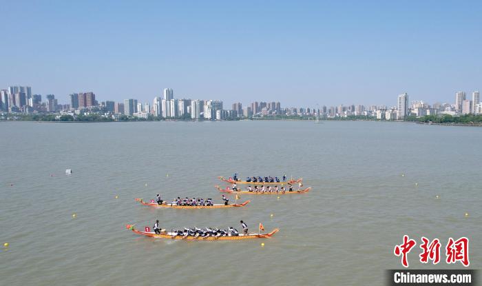 2025湖北省龙舟公开赛武汉站开赛 高校民间队伍激