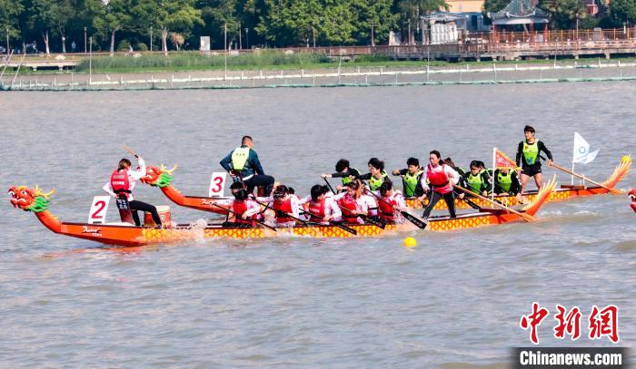 2025湖北省龙舟公开赛武汉站开赛 高校民间队伍激