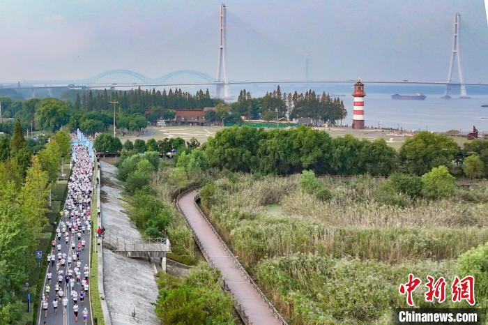 南京河西滨江欢乐跑千人参与 智慧绿道串联长江