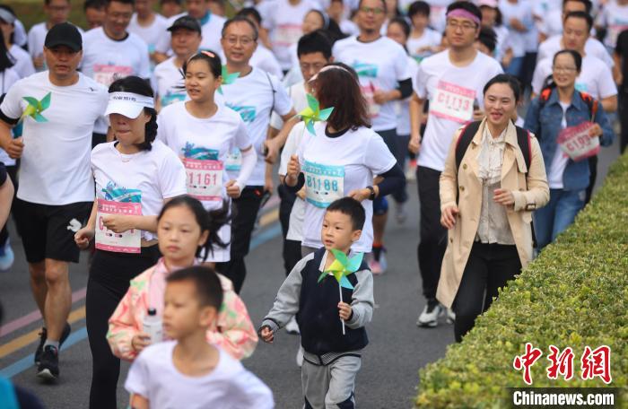 南京河西滨江欢乐跑千人参与 智慧绿道串联长江