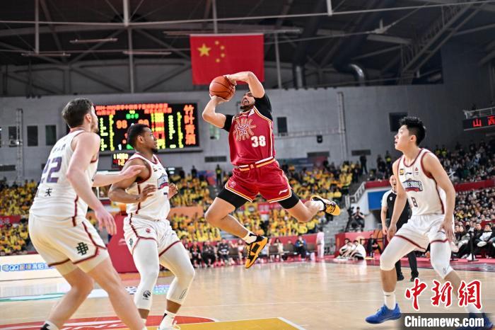 山西汾酒队常规赛收官战力克南京队 乔治·凯尔