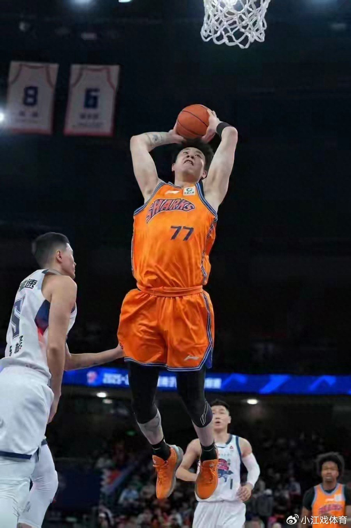 CBA裁判误判引争议，回放纠错后球迷热议