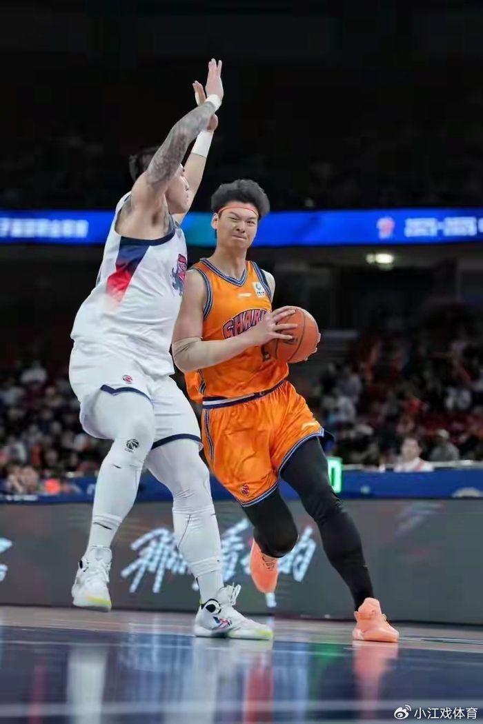 CBA裁判误判引争议，回放纠错后球迷热议