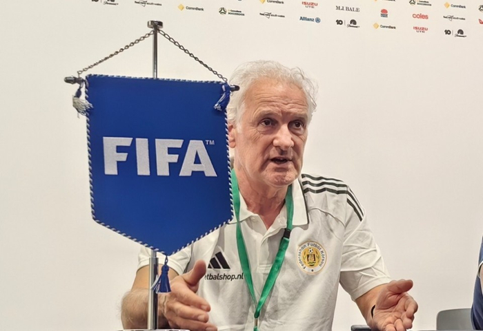 库拉索主帅吕滕谈备战策