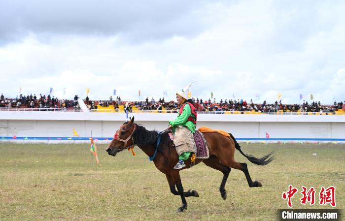西藏那曲恰青赛马节传统大跑吸引广泛关注，1
