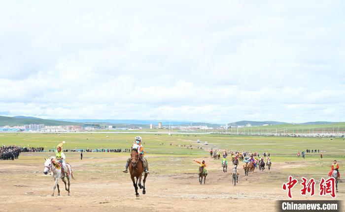 西藏那曲恰青赛马节传统大跑吸引广泛关注，1