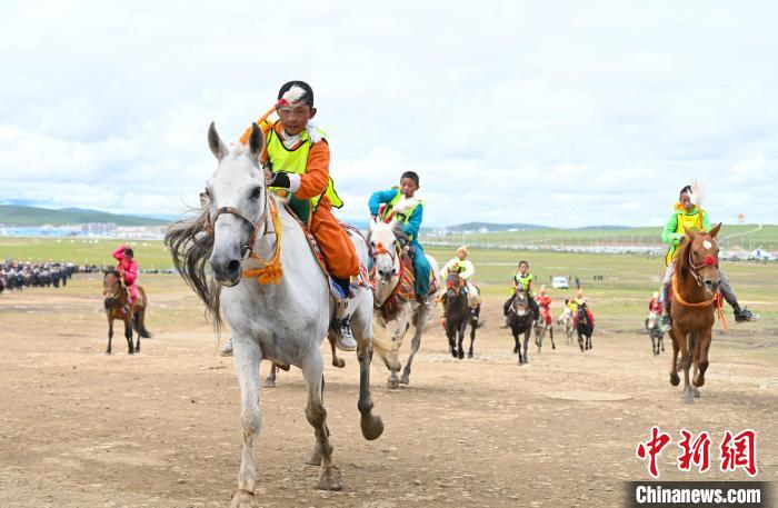 西藏那曲恰青赛马节传统大跑吸引广泛关注，1
