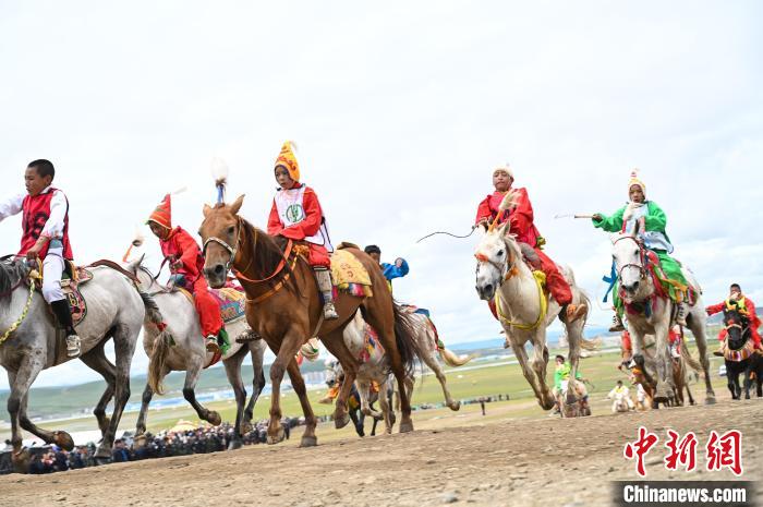 西藏那曲恰青赛马节传统大跑吸引广泛关注，1