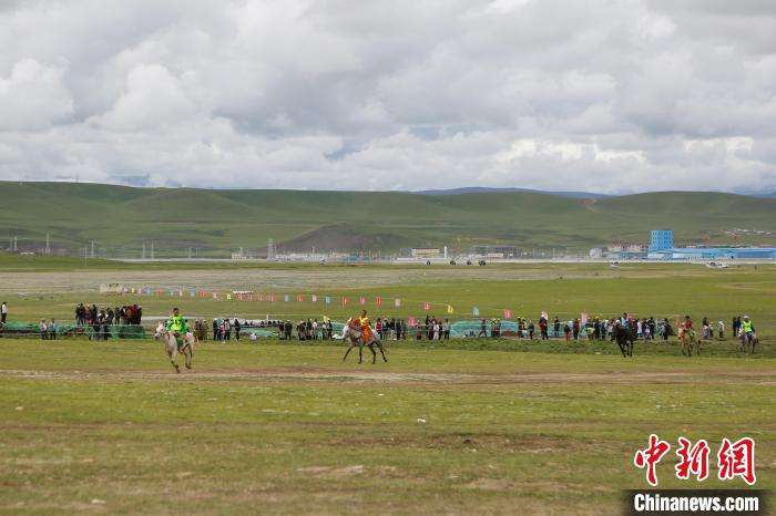 西藏那曲恰青赛马节传统大跑吸引广泛关注，1
