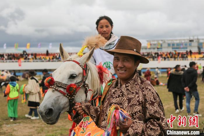西藏那曲恰青赛马节传统大跑吸引广泛关注，1