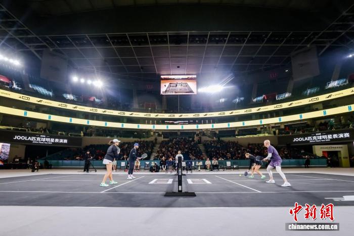 网坛传奇阿加西格拉芙亮相匹克球明星赛 与中国