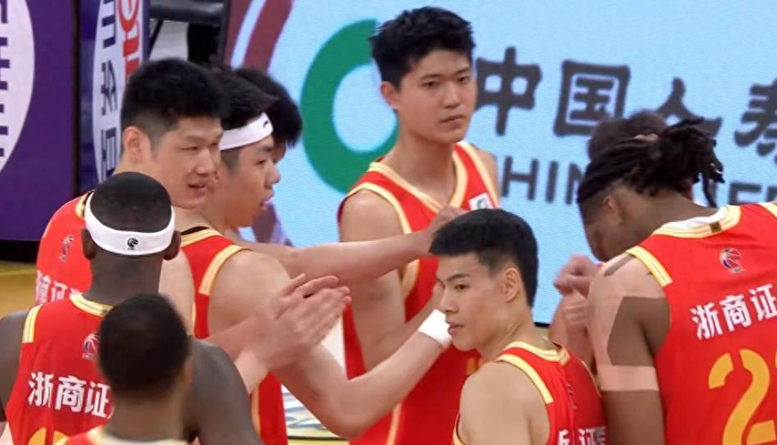 CBA常规赛第40轮：广厦逆转同曦终结连败 深圳连