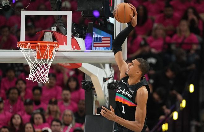 文班亚马季后赛首秀砍35+5三分创历史纪录 马刺轻