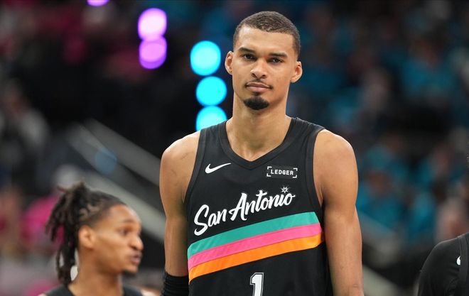 文班亚马季后赛首秀砍35+5三分创历史纪录 马刺轻