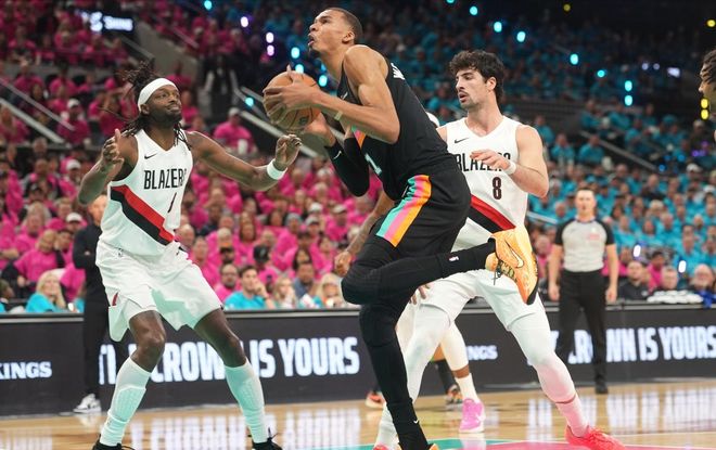 文班亚马季后赛首秀砍35+5三分创历史纪录 马刺轻